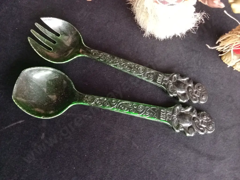 4 VINTAGE MĀORI SOUVENIR DOLLS PLASTIC TIKI SALAD SERVERS AND WOVEN BAG Image 1++