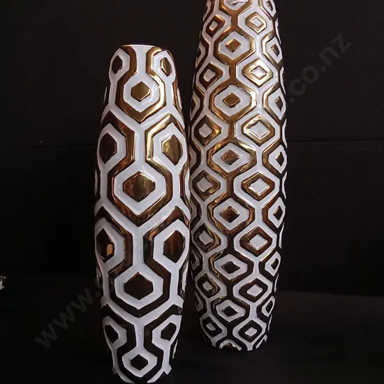PAIR OF CHAOZHOU XINYE CERAMICS VASES