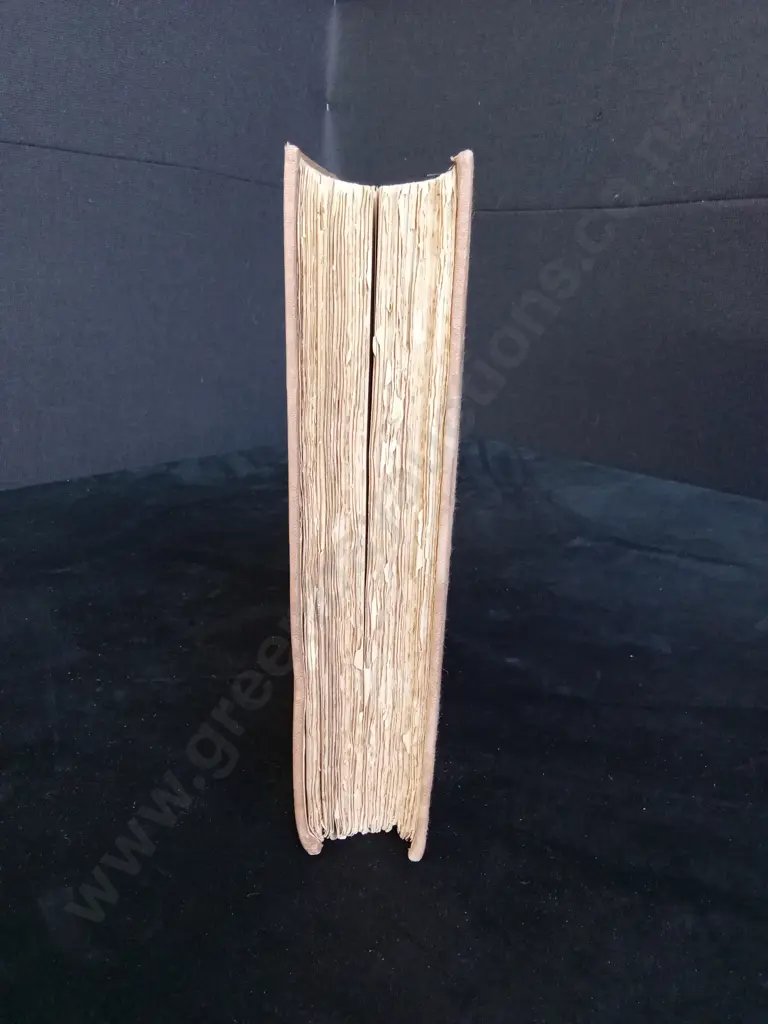 VINTAGE HARDBACK EDITION OF SEVEN PILLARS OF WISDOM BY T.E. LAWRENCE Image 1++
