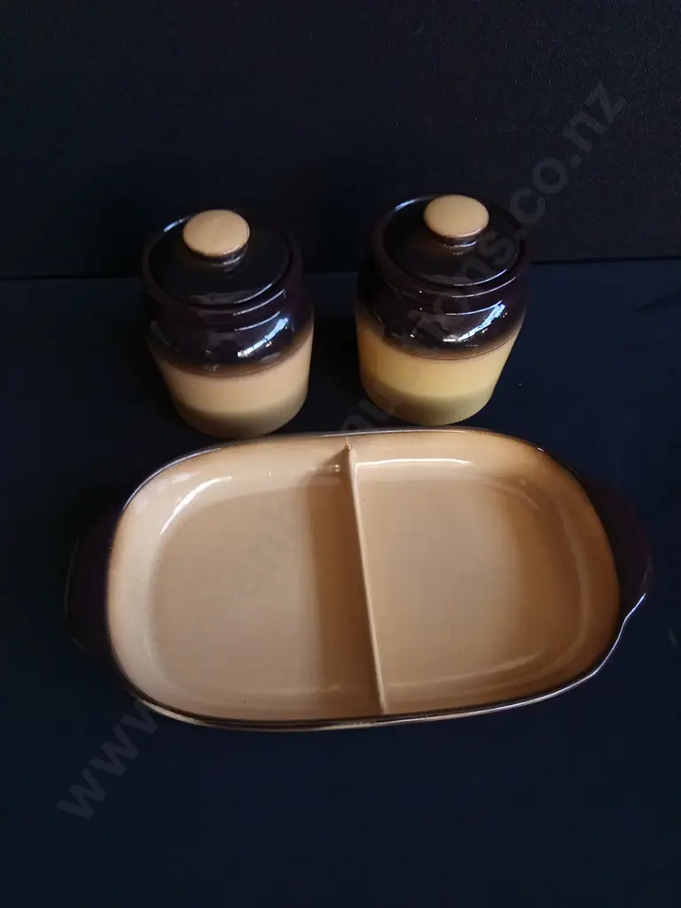 3 PIECES MADE IN NEW ZEALAND CERAMIC SET, SPLIT DISH AND LIDDED JARS Image 1++