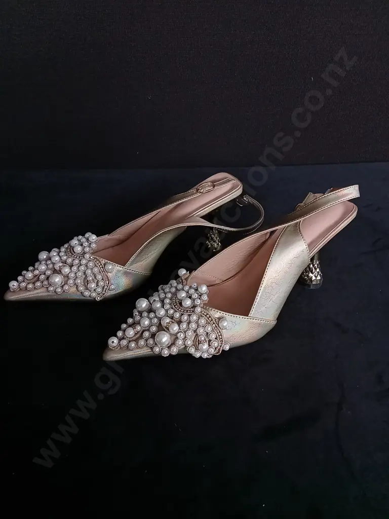 BRAND NEW SIZE 41 HEELS Image 1++