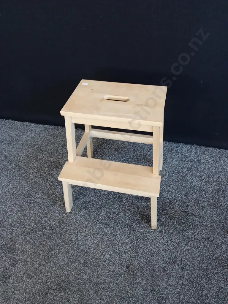 WOODEN STEPPING STOOL Image 1++