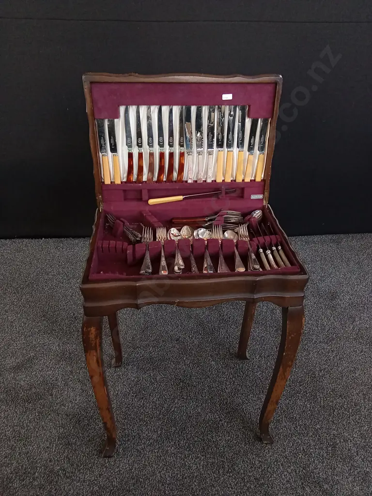 VINTAGE CANTEEN OF CUTLERY Image 1++