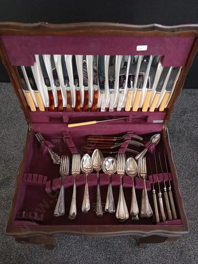 VINTAGE CANTEEN OF CUTLERY Image 1++