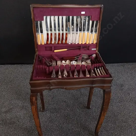 VINTAGE CANTEEN OF CUTLERY