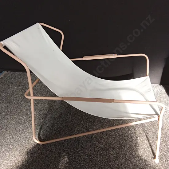 OUTDOOR LOUNGE CHAIR