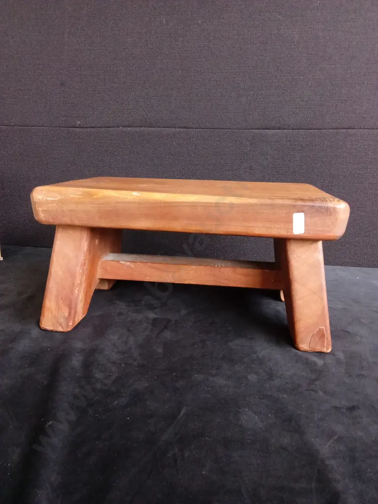 WOODEN STEP STOOL Image 1++