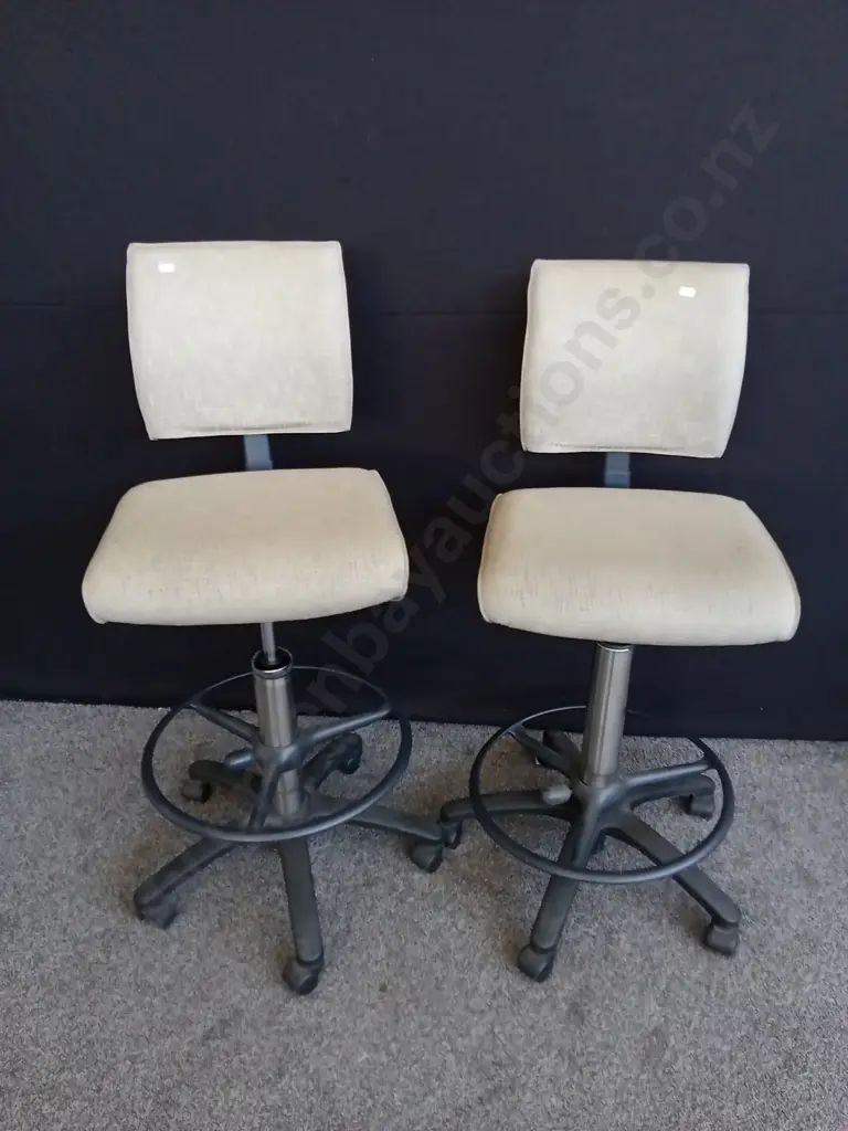 2 DESK CHAIRS Image 1++