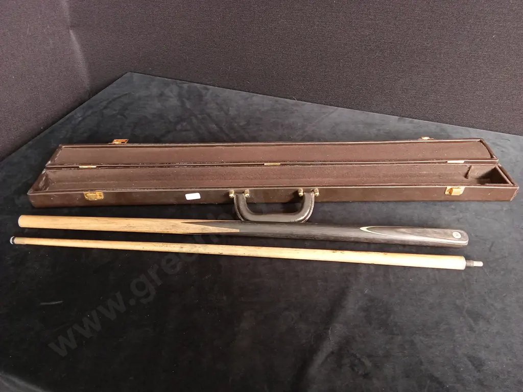 2 PIECE WOODEN POOL CUE IN BROWN HARDSHELL CASE Image 1++