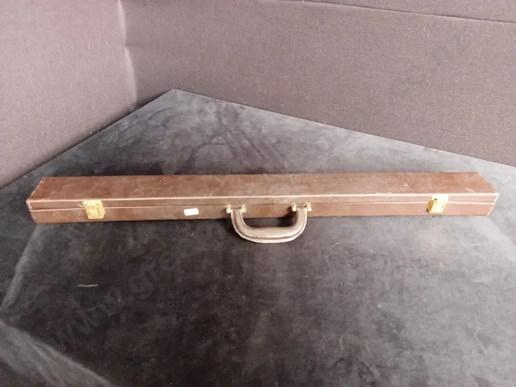 2 PIECE WOODEN POOL CUE IN BROWN HARDSHELL CASE Image 1++