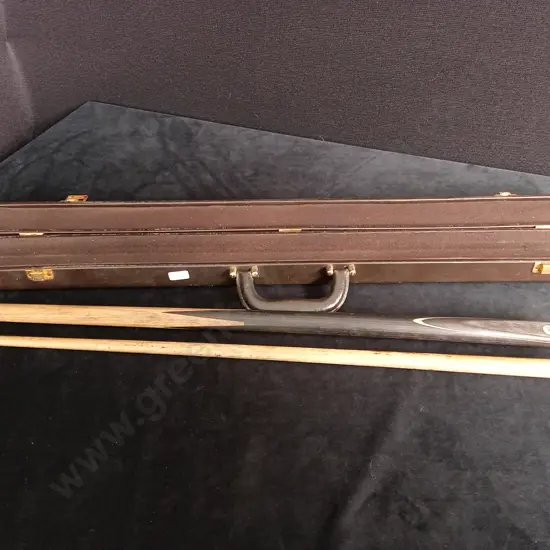2 PIECE WOODEN POOL CUE IN BROWN HARDSHELL CASE
