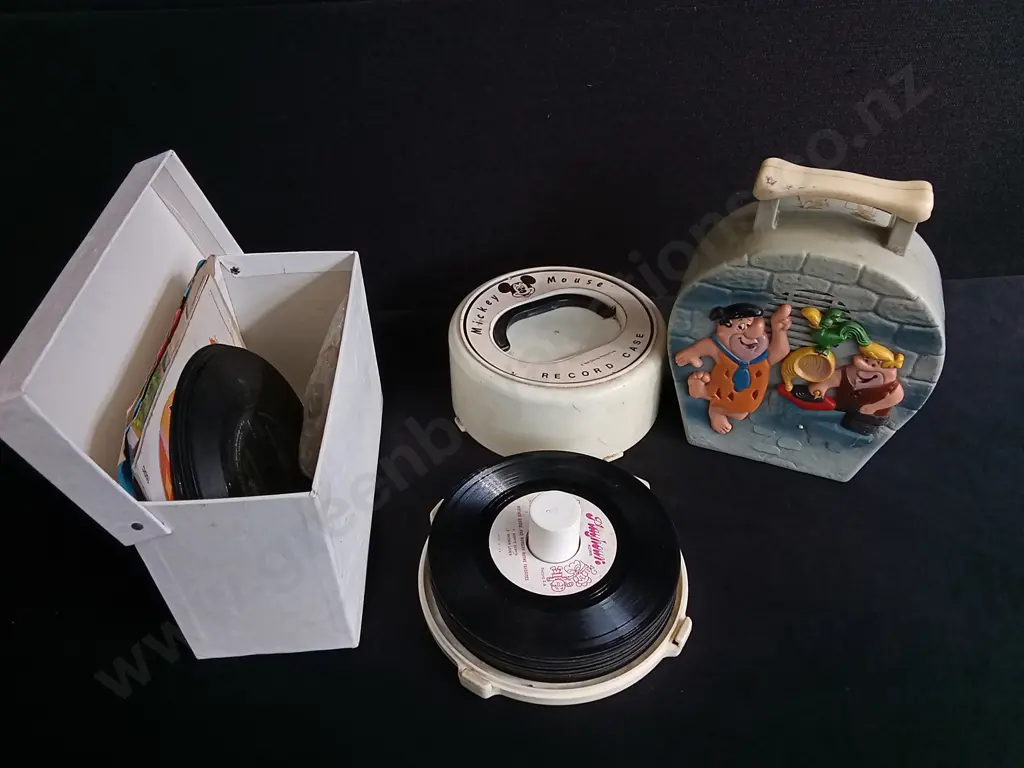 VINTAGE SET OF RECORDS AND FLINSTONES RECORD PLAYER Image 1++