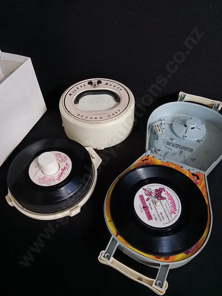 VINTAGE SET OF RECORDS AND FLINSTONES RECORD PLAYER Image 1++