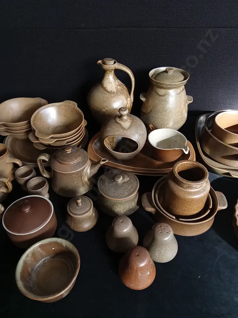 45 PIECE VINTAGE NZ MADE TEMUKA POTTERY COLLECTION Image 1++