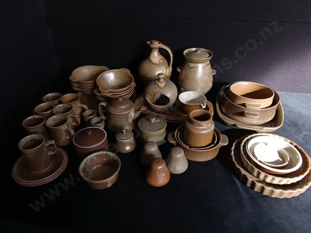 45 PIECE VINTAGE NZ MADE TEMUKA POTTERY COLLECTION Image 1++