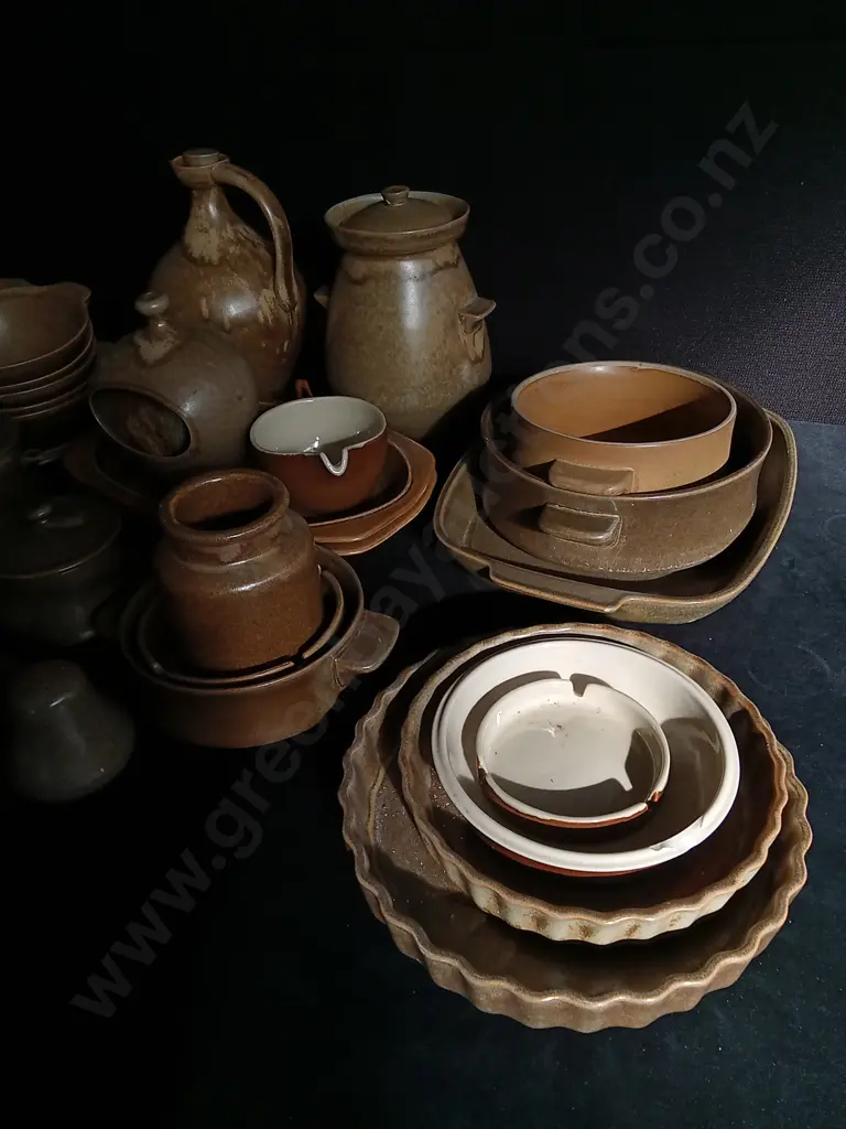 45 PIECE VINTAGE NZ MADE TEMUKA POTTERY COLLECTION Image 1++