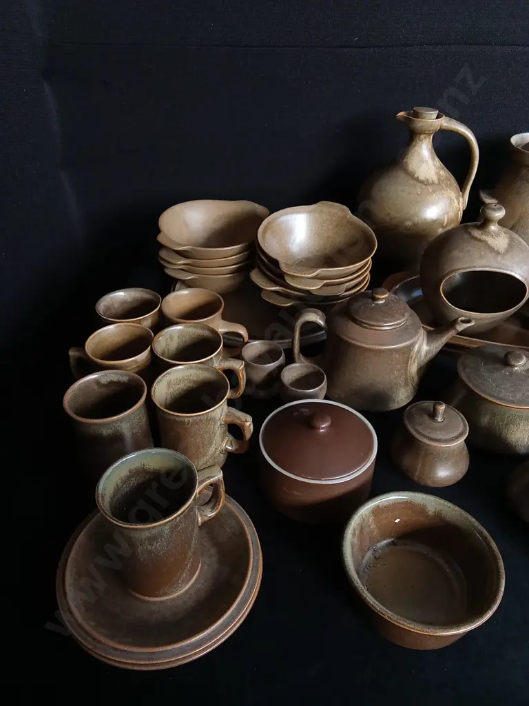 45 PIECE VINTAGE NZ MADE TEMUKA POTTERY COLLECTION Image 1++