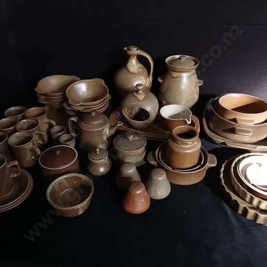 45 PIECE VINTAGE NZ MADE TEMUKA POTTERY COLLECTION