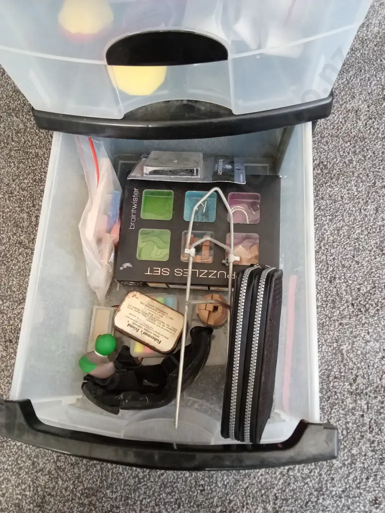 PLASTIC SET OF DRAWERS WITH ASSORTED TOYS Image 1++