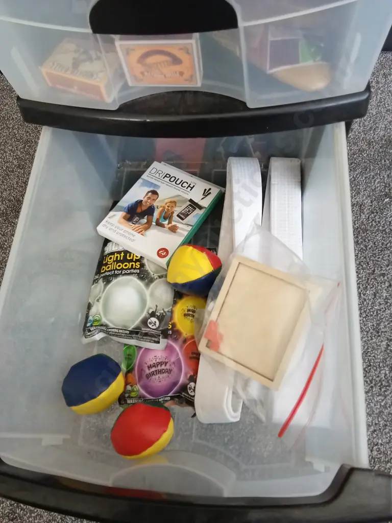 PLASTIC SET OF DRAWERS WITH ASSORTED TOYS Image 1++