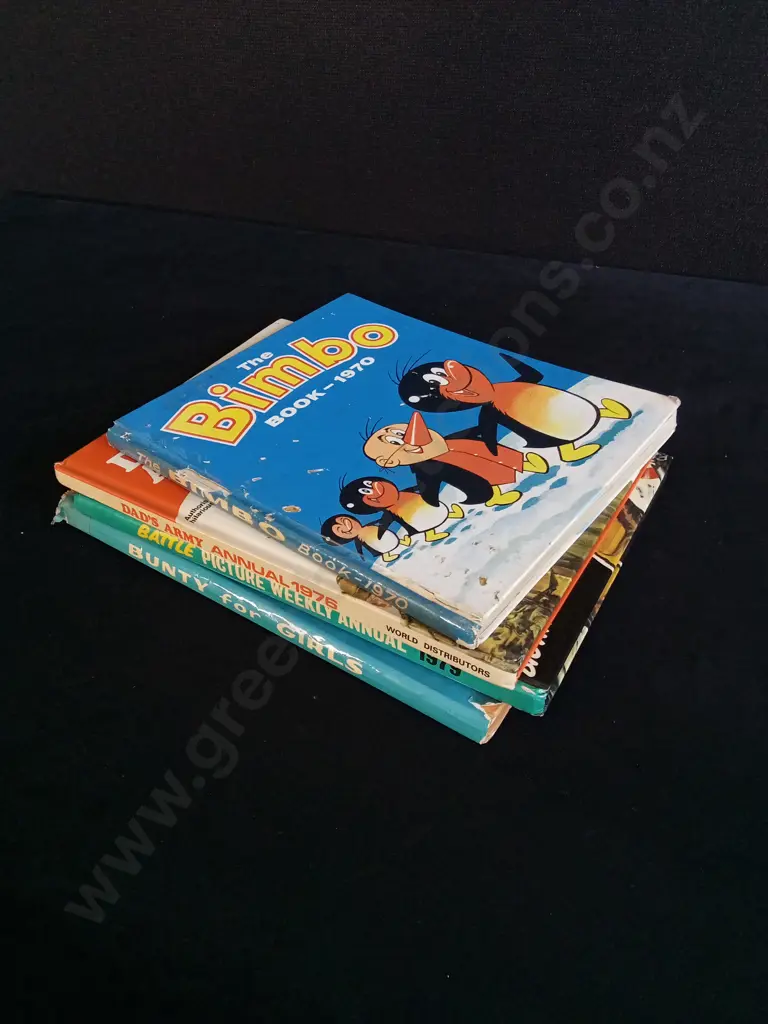 4 VINTAGE CARTOON BOOKS Image 1++
