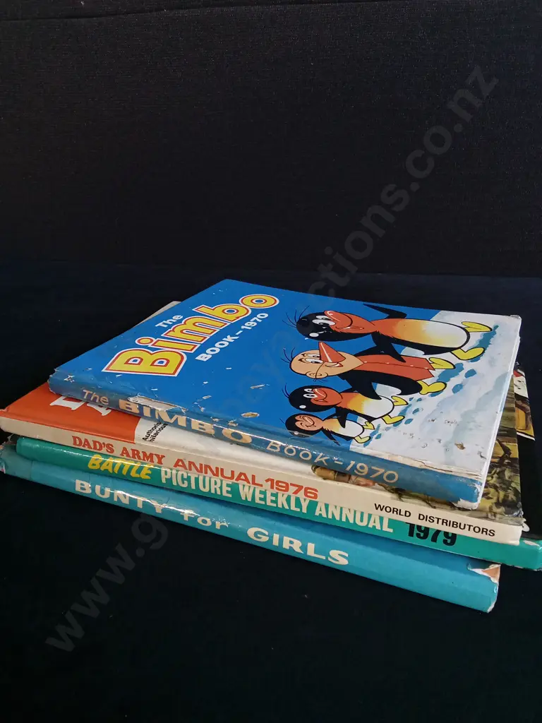 4 VINTAGE CARTOON BOOKS Image 1++