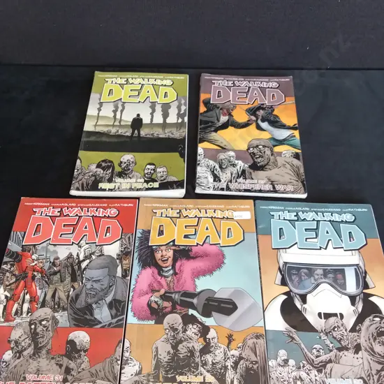 5 THE WALKING DEAD COMICS