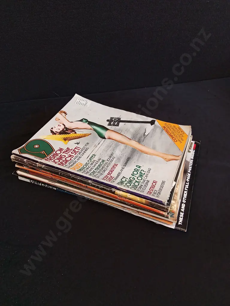 STACK OF VINTAGE MAGAZINES Image 1++