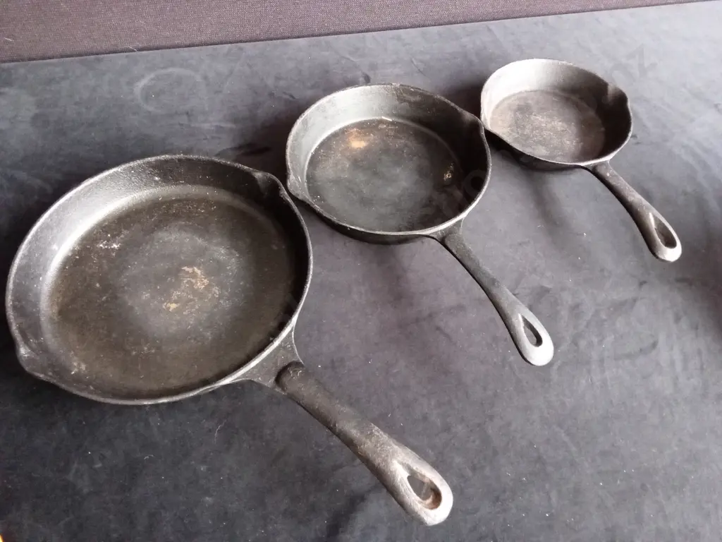 SET OF 3 CAR IRON PANS Image 1++