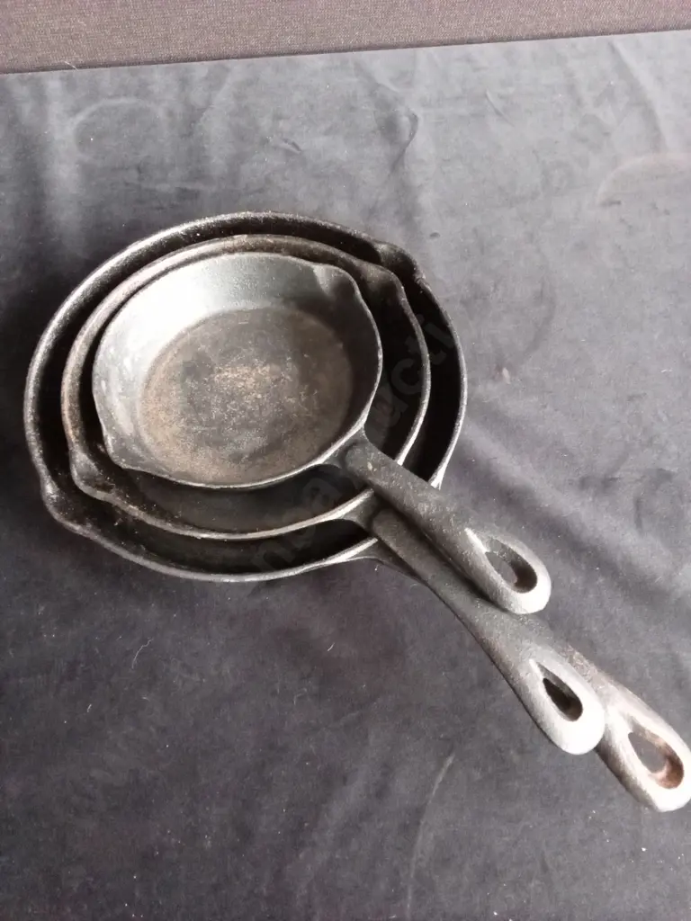 SET OF 3 CAR IRON PANS Image 1++