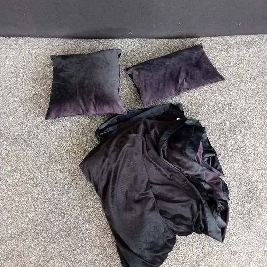 SET OF BLACK VELVET CUSHIONS AND BLANKET