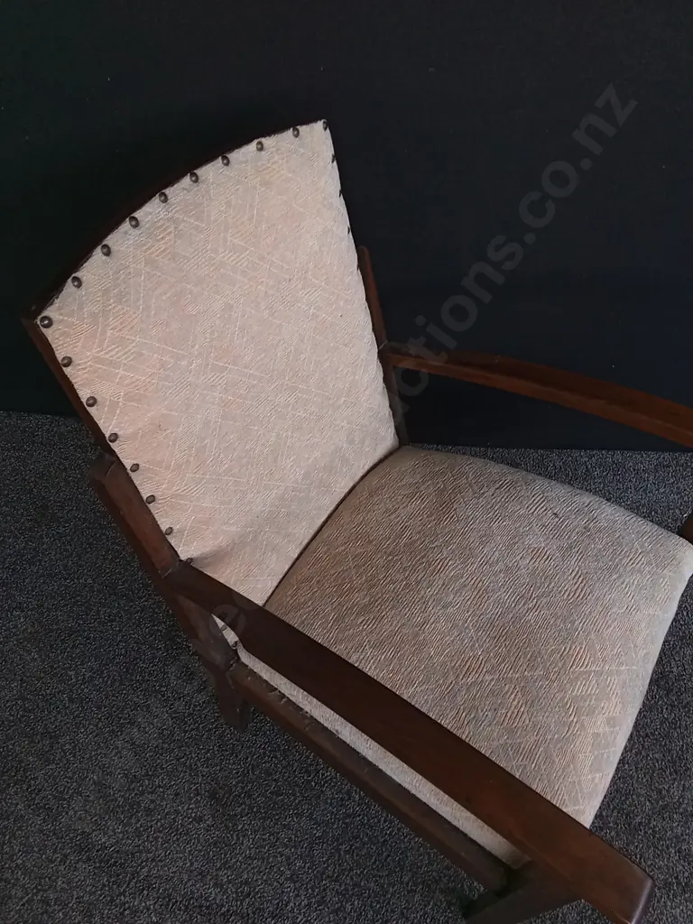 VINTAGE SITTING CHAIR Image 1++
