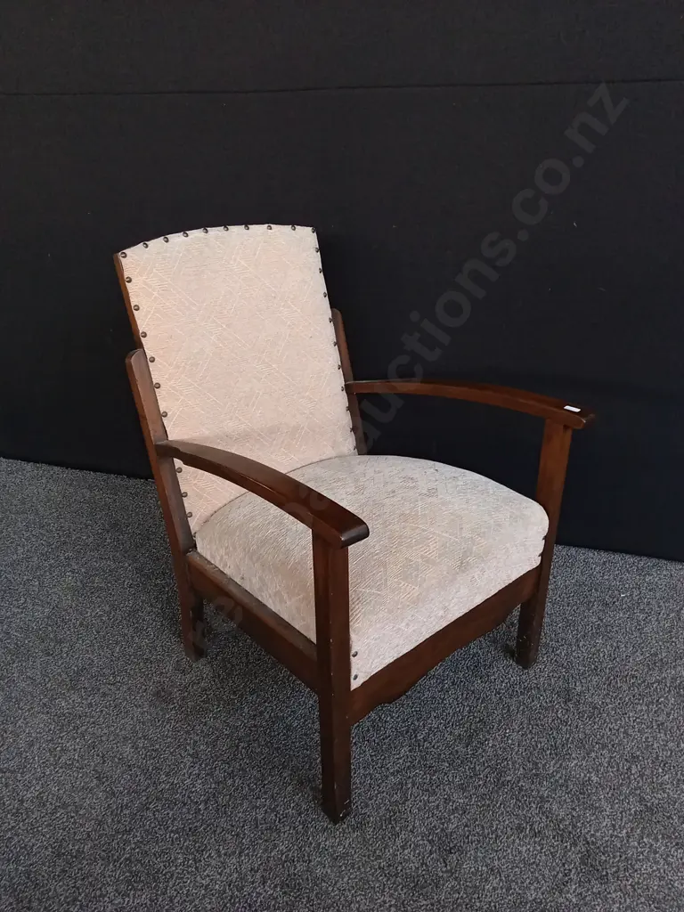 VINTAGE SITTING CHAIR Image 1++