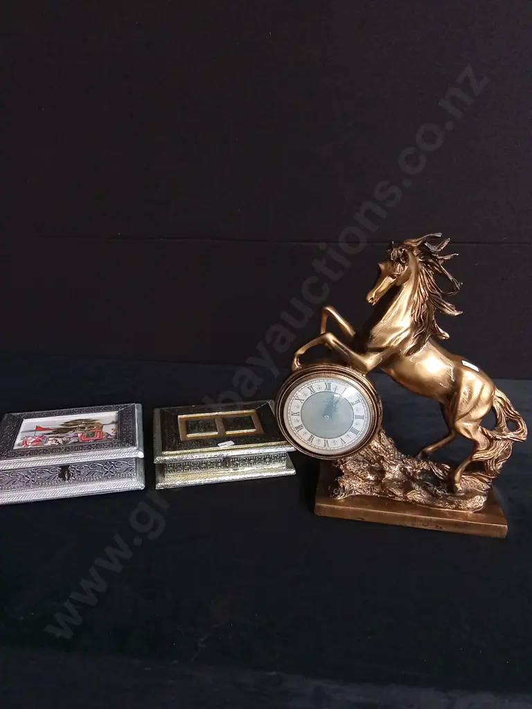 HORSE TABLE CLOCK AND 2 DECORATIVE BOXES Image 1++