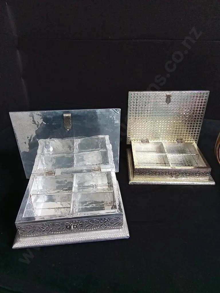 HORSE TABLE CLOCK AND 2 DECORATIVE BOXES Image 1++