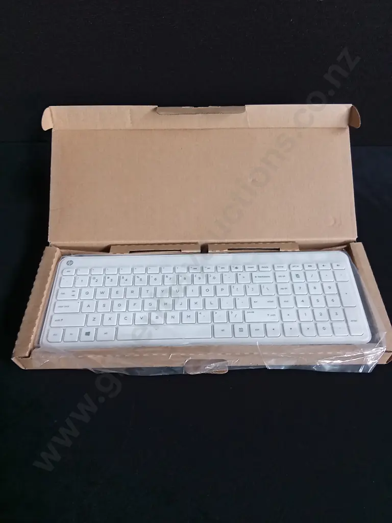 LG MONITOR UNTESTED AND BRAND NEW KEYBOARD Image 1++