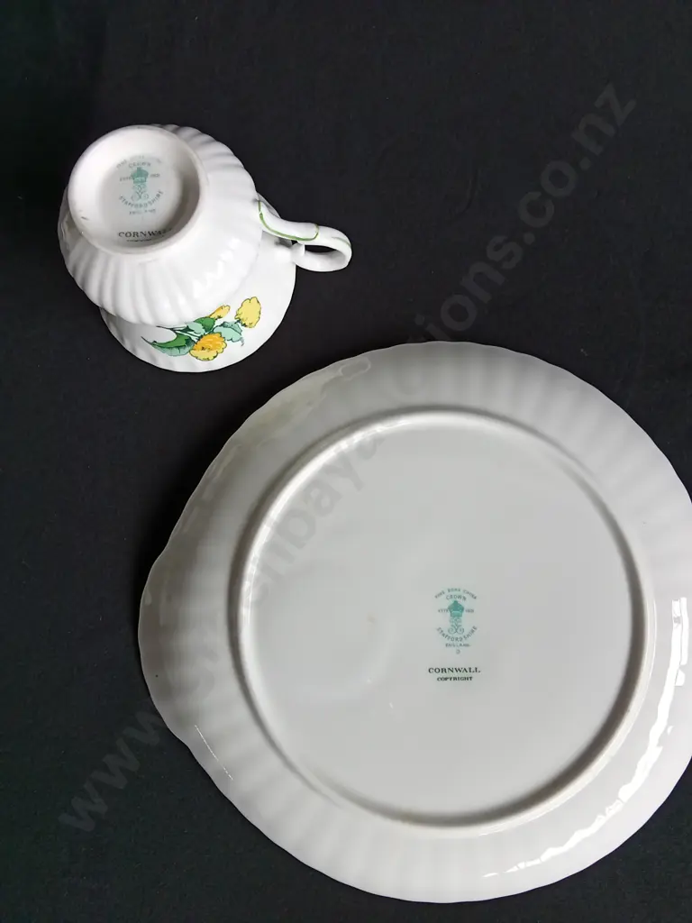 10 PIECES CROWN STAFFORDSHIRE FINE BONE CHINA, INCLUDES 4 TEA CUP AND PLATE SETS AND 2 SPARE TEA CUPS Image 1++