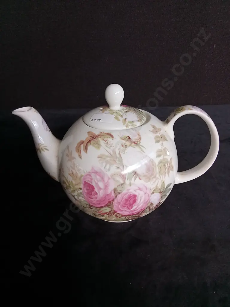 VICTORIA AND SURGERY MUSEUM FINE CHINA COLLECTION TEA POT Image 1++