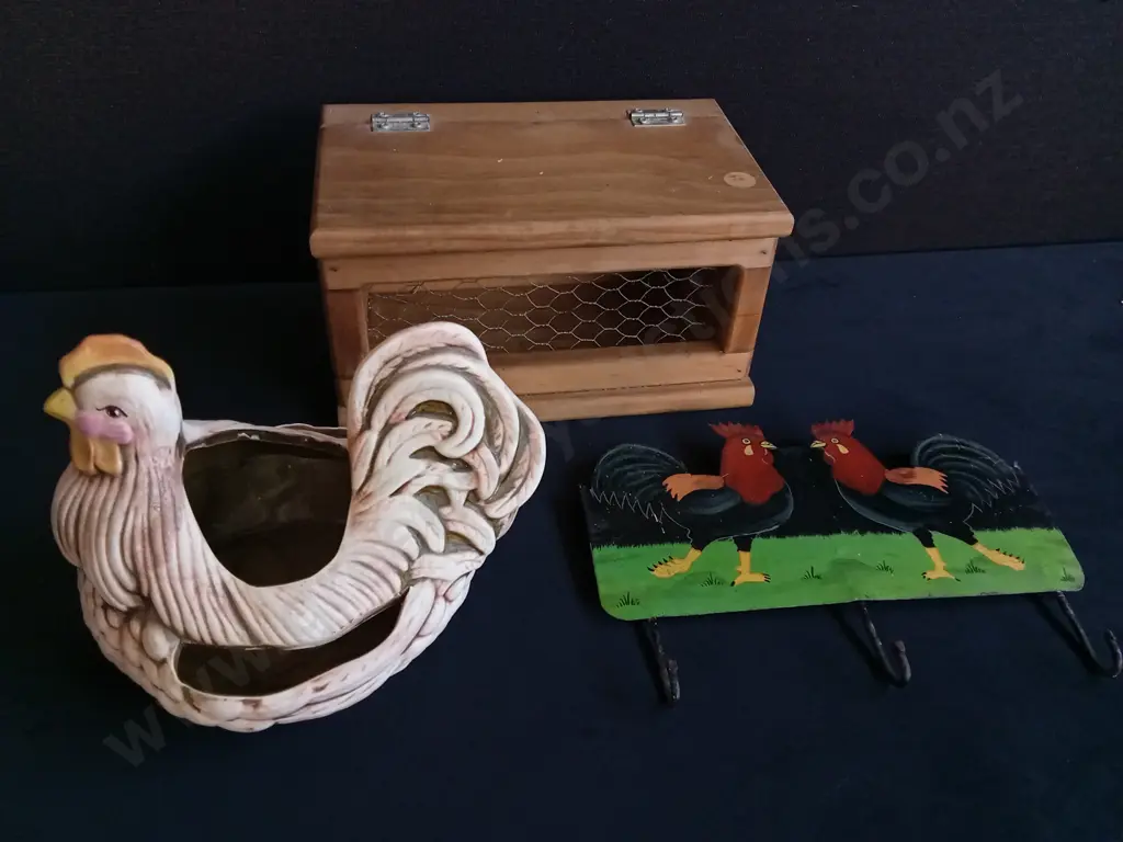 3 PIECES, WOODEN EGG BOX, AND CHICKEN DECOR Image 1++