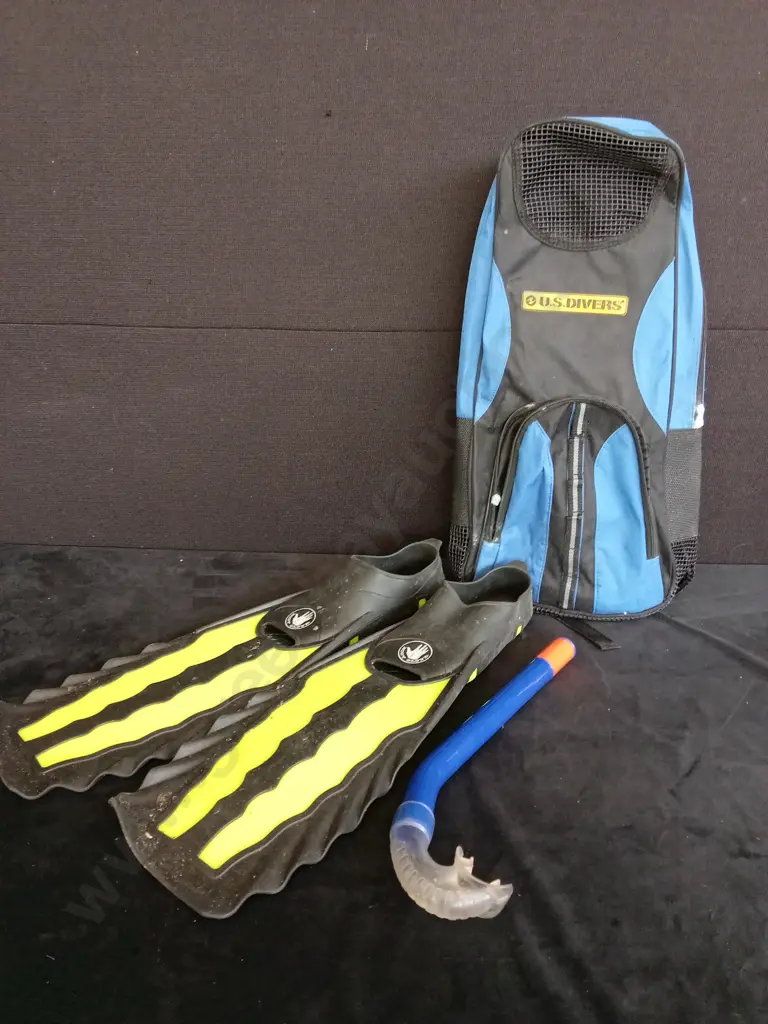 USDUVERS BAG WITH 2 SETS OF FLIPPERS AND A SNORKEL Image 1++