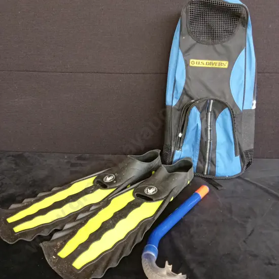 USDUVERS BAG WITH 2 SETS OF FLIPPERS AND A SNORKEL