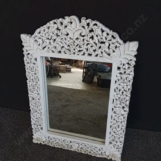 WALL MIRROR WITH WHITE DETAILED FRAME