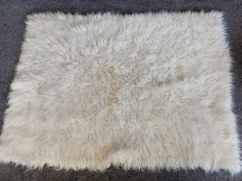 WHITE FLOKATI FUR RUG 1.34M X 1.75M Image 1++