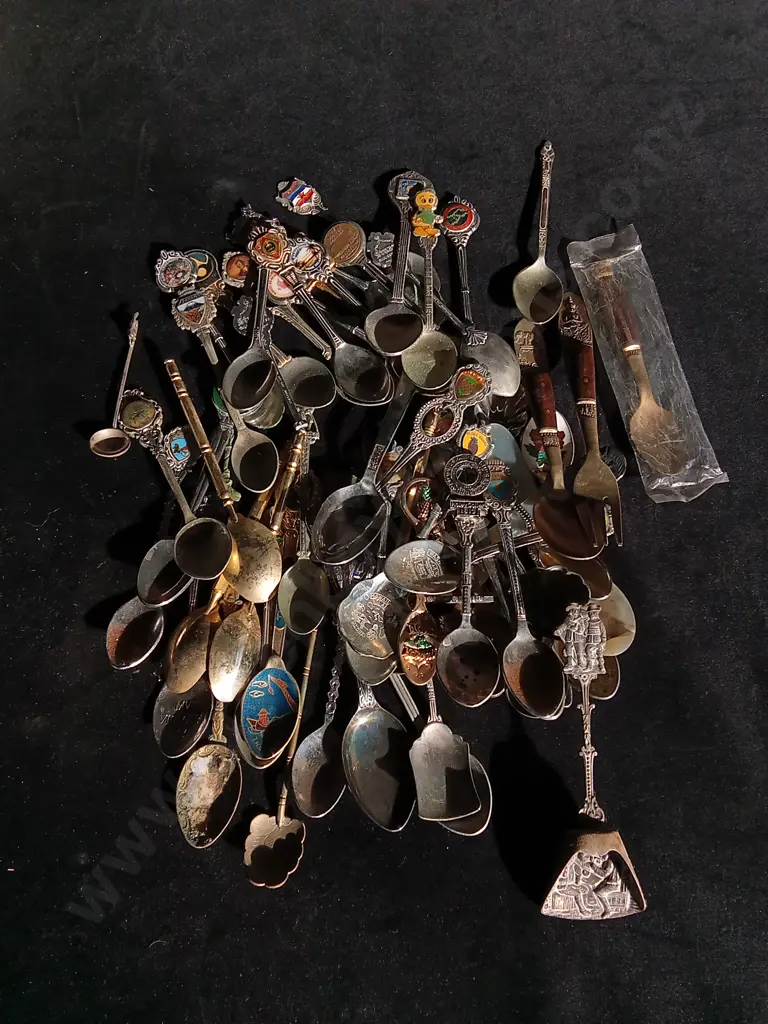 MIX OF VINTAGE SOUVENIR SPOONS LOOSE Image 1++