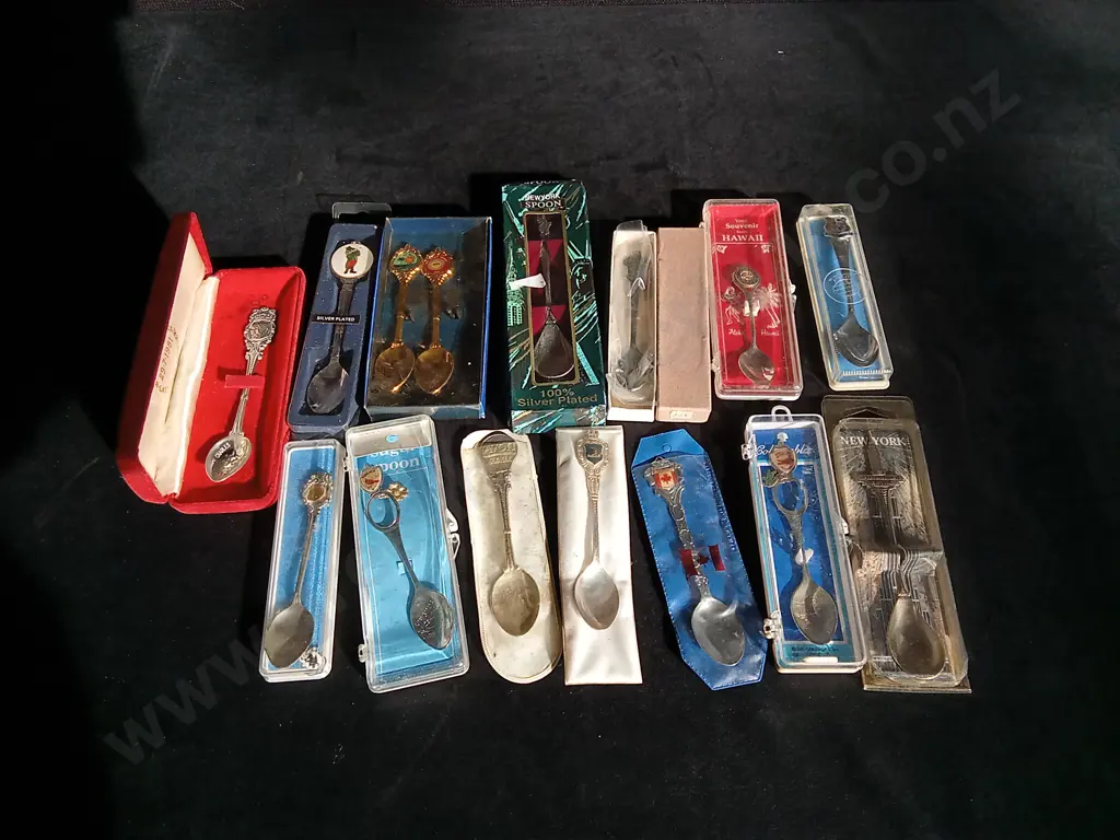 MIX OF VINTAGE SOUVENIR SPOONS PACKAGED Image 1++