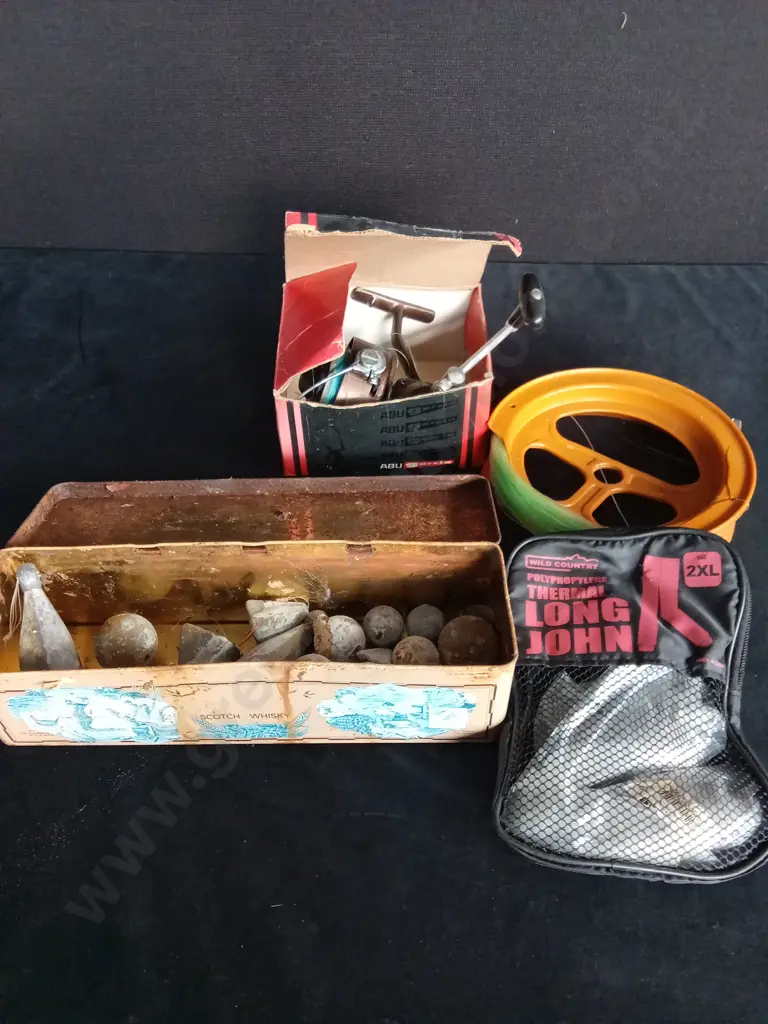 BOX OF FISHING ITEMS Image 1++