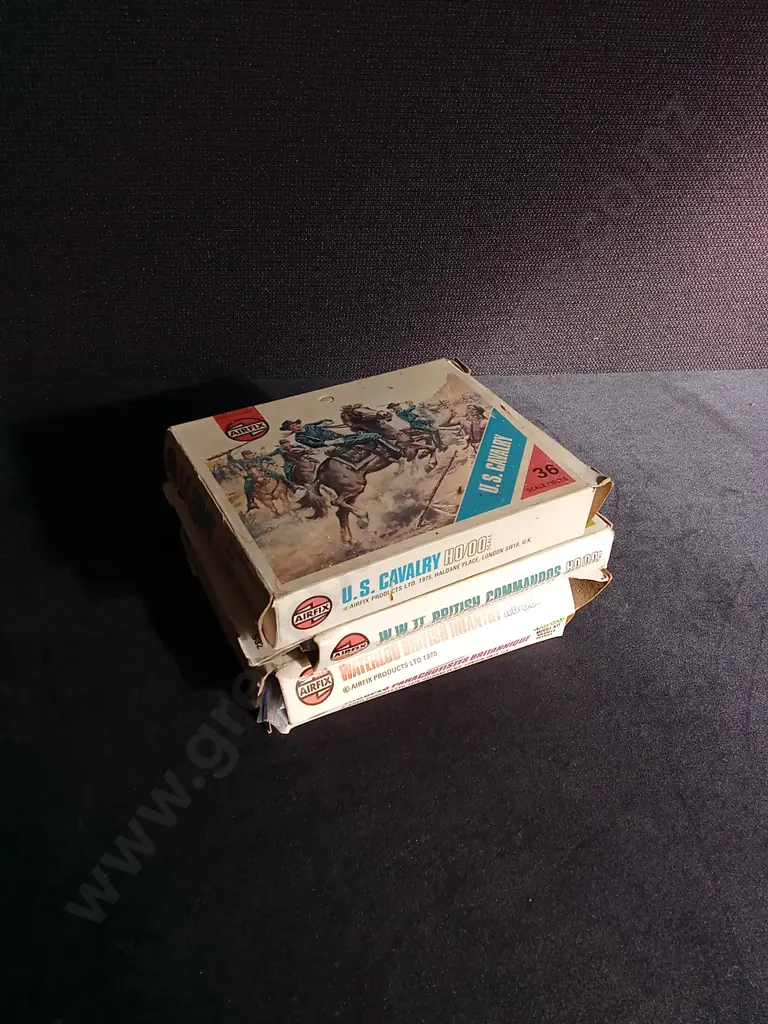 4 VINTAGE BOXES OF MILITARY MODELS, AIRFIX Image 1++