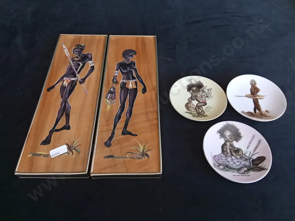 3 SMALL BROWNIE DOWNING AUSTRALIAN DISPLAY PLATES AND 2 PAINTED AUSTRALIAN WALL ARTS Image 1++
