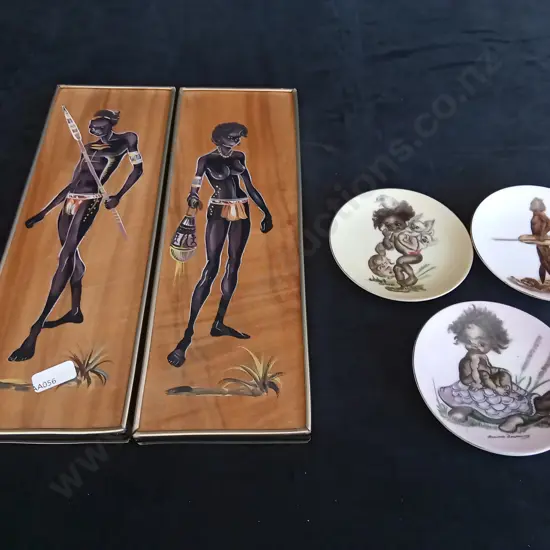 3 SMALL BROWNIE DOWNING AUSTRALIAN DISPLAY PLATES AND 2 PAINTED AUSTRALIAN WALL ARTS