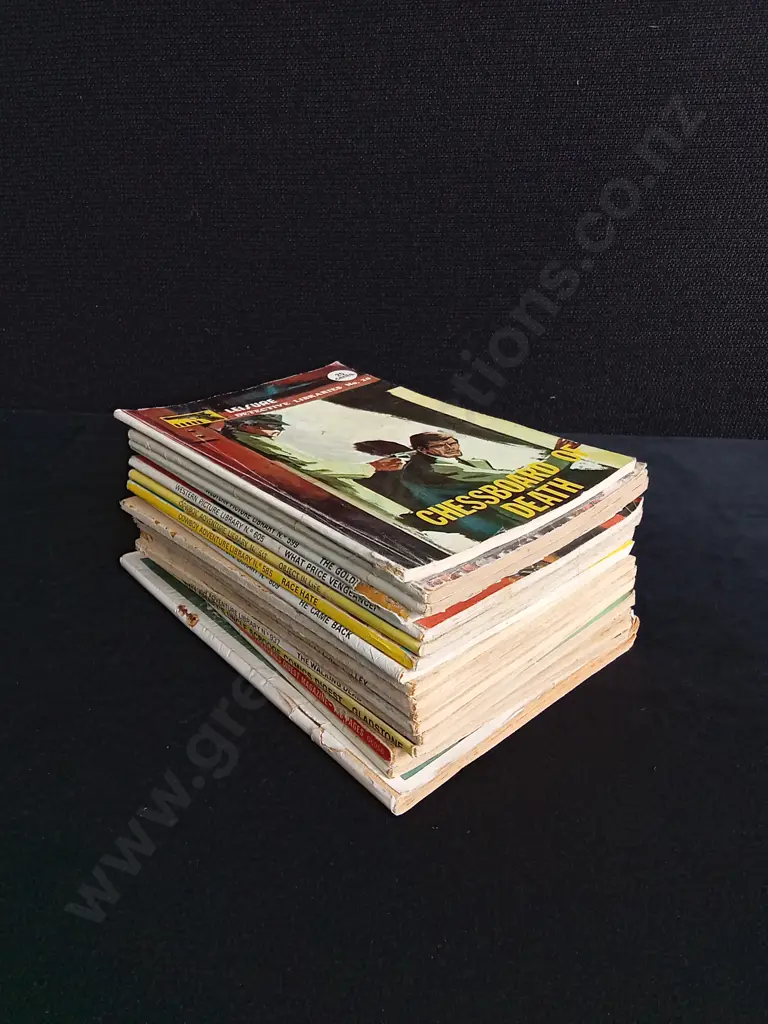 17 VINTAGE POCKET SIZED COMIC BOOKS MIX Image 1++